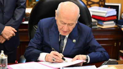 MHP Genel Başkanı Devlet Bahçeli, çerçeve yasa teklifine imza attı.