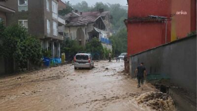 Zonguldak'ın Alaplı ilçesinde etkili olan sağanak yağış, ulaşımda aksamalara neden