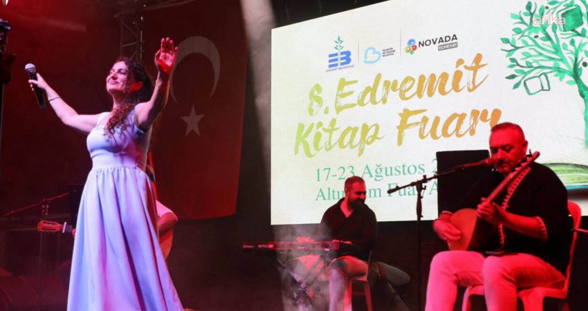Edremit Belediyesi tarafından düzenlenen 8. Edremit Kitap Fuarı, ikinci gününde