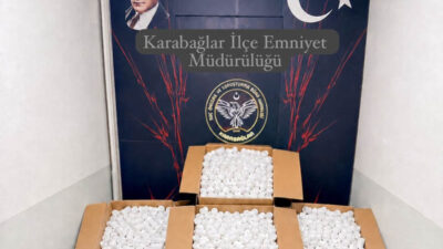 İzmir’in Karabağlar ilçesinde düzenlenen operasyonda, 310 bin 648 adet uyuşturucu