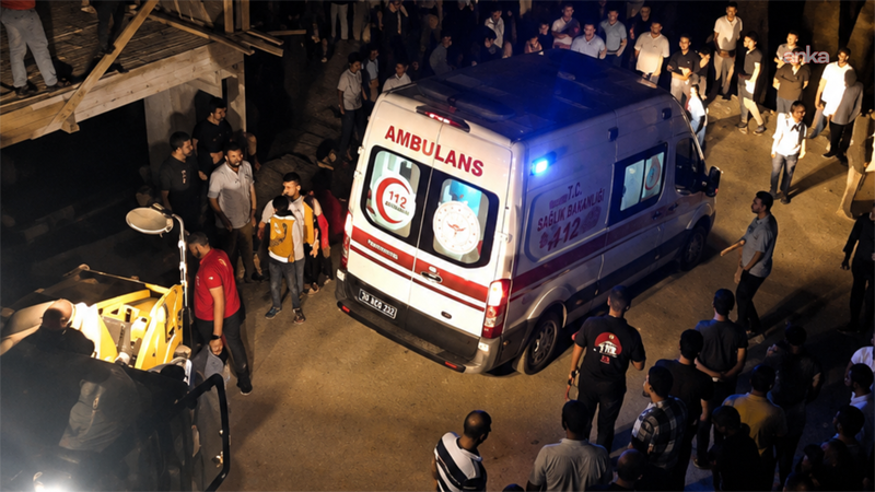 Hakkari’de kedi kurtarma çalışması faciayla sonuçlandı: Uzman çavuş hayatını kaybetti Hakkari’nin Derecik ilçesinde mahsur kalan kediyi kurtarma çalışma sırasında itfaiye