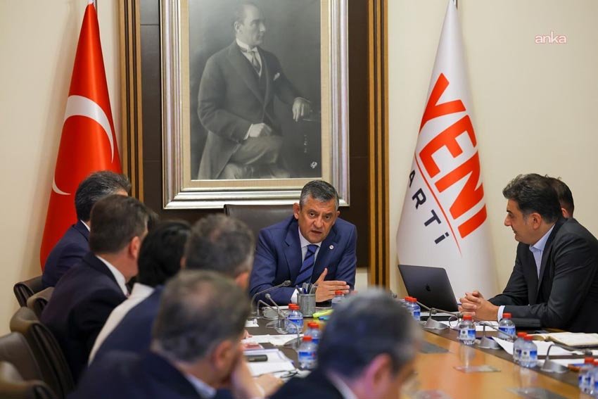 YENİ Parti Genel Başkanı Özgür Özel ve beraberindeki milletvekilleri, şehit