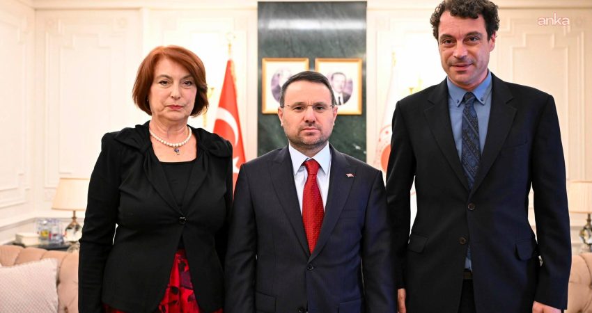 Adalet Bakanı Akın Gürlek, katledilen gazeteci-yazar Uğur Mumcu’nun ailesini kabul
