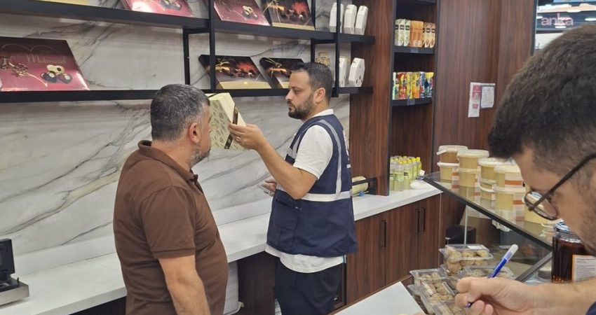 Ticaret Bakanlığı, Adana'nın Yüreğir ilçesinde açıkta satılan ürünlerde kutu darasının