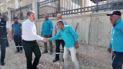 Adıyaman Belediye Başkanı Abdurrahman Tutdere, Cumhuriyet Mahallesi’ndeki asfalt çalışmalarını yerinde