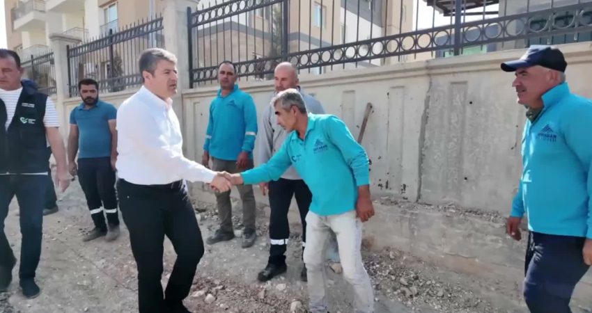 Adıyaman Belediye Başkanı Abdurrahman Tutdere, Cumhuriyet Mahallesi’ndeki asfalt çalışmalarını yerinde