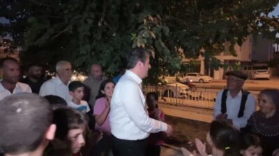 Adıyaman Belediye Başkanı Abdurrahman Tutdere, Kayalık Mahallesi’nde çocuklara verdiği mini