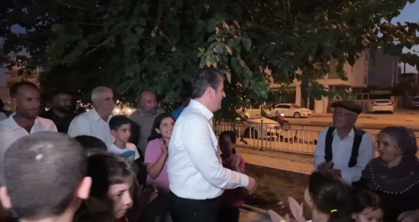 Adıyaman Belediye Başkanı Abdurrahman Tutdere, Kayalık Mahallesi’nde çocuklara verdiği mini