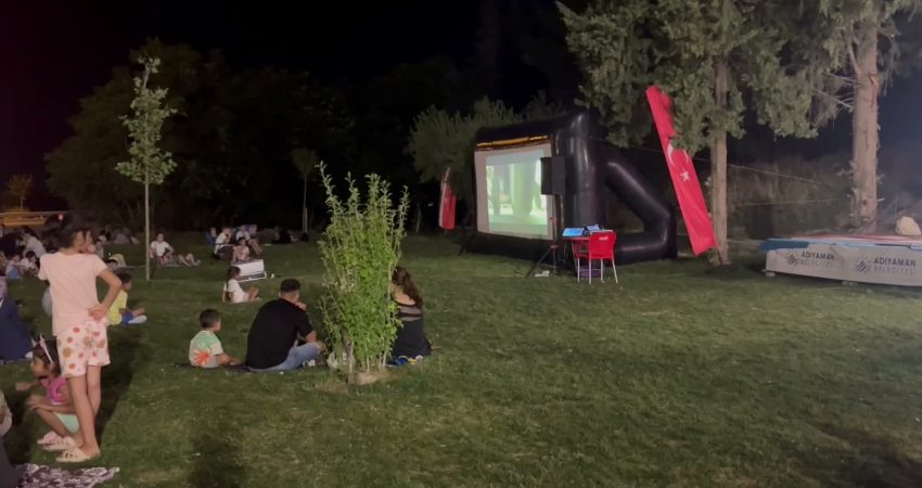 Adıyaman’da yaz akşamları “Yıldızların Altında Çocuk Sineması” ile renkleniyor Adıyaman Belediyesi'nin çocuklar ve aileleri için hayata geçirdiği "Yıldızların Altında