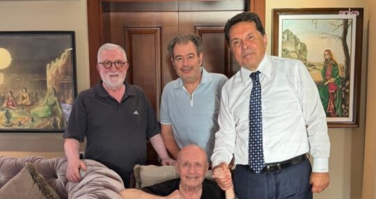 Ahmet Özer, İsmail Beşikçi’yi ziyaret etti Görevden uzaklaştırılan Esenyurt Belediye Başkanı Ahmet Özer, Diyarbakır’daki tedavisinin ardından