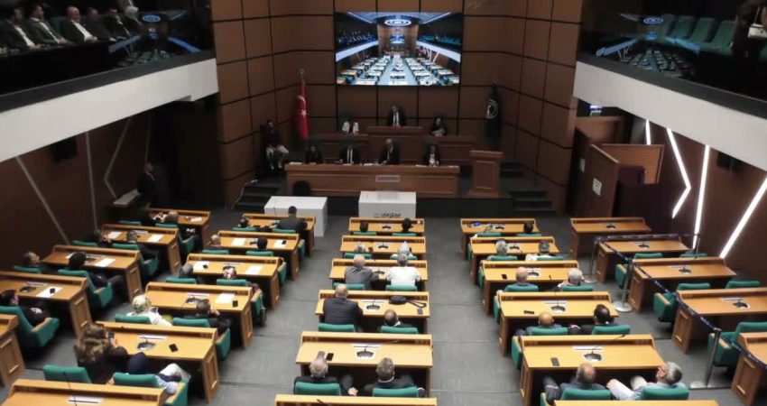 Geçtiğimiz cuma akşamı tutuklanarak görevden uzaklaştırılan Üsküdar Belediye Başkanı Sinem