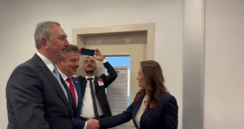 AK Parti heyeti, "çerçeve yasa" taslağına ilişkin CHP'yi TBMM'deki makamını