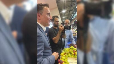 DEVA Partisi Genel Başkanı Ali Babacan, semt pazarında bir esnafın