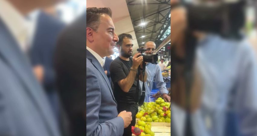 DEVA Partisi Genel Başkanı Ali Babacan, semt pazarında bir esnafın