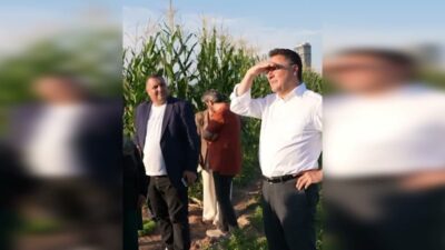 Ali Babacan’dan üretimi bırakacağını söyleyen çiftçiye: “Şehirlerde bir metrekare toprak bile boş kalmamalı, milli servettir” DEVA Partisi Genel Başkanı Ali Babacan, Ankara’da ziyaret ettiği çiftçinin
