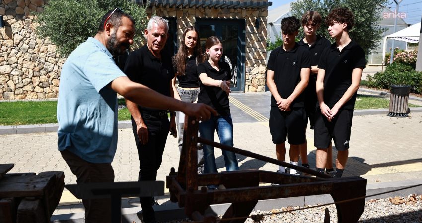 Alman öğrenciler Efes Tarlası’nda sürdürülebilir tarımı öğrendi Almanya’nın Hannover bölgesinde eğitim gören lise öğrencileri, müfredatları kapsamında gerçekleştirdikleri
