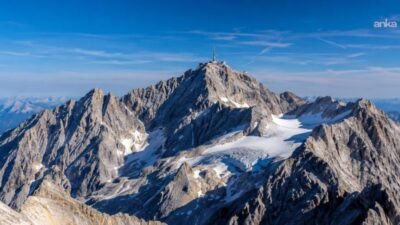Almanya'nın en yüksek zirvesi Zugspitze yakınlarındaki Jubiläumsgrat parkurunda yürüyüş yapan