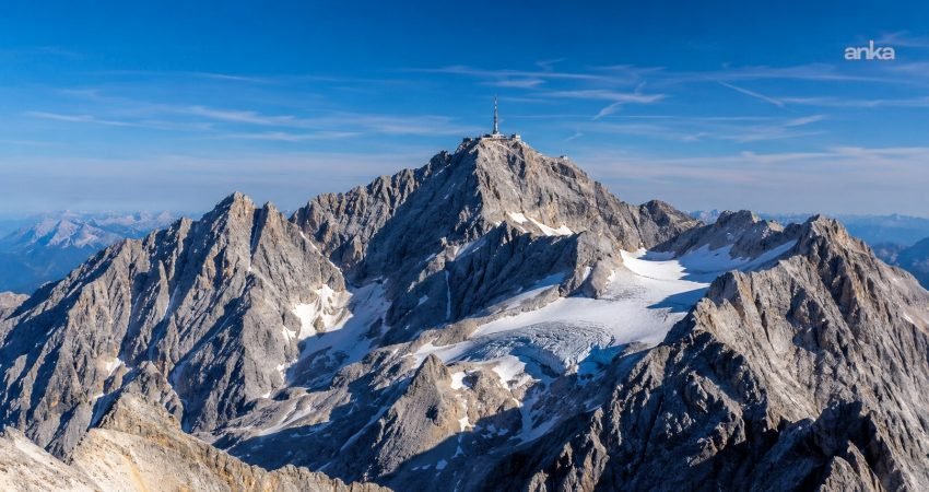 Almanya'nın en yüksek zirvesi Zugspitze yakınlarındaki Jubiläumsgrat parkurunda yürüyüş yapan