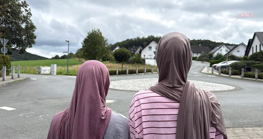 Almanya’nın Bestwig kentindeki tren istasyonunda 22 ve 13 yaşındaki iki