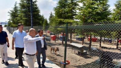 Altıeylül Belediye Başkanı Hakan Şehirli, başkan yardımcılarıyla birlikte Altıeylül Belediyesi