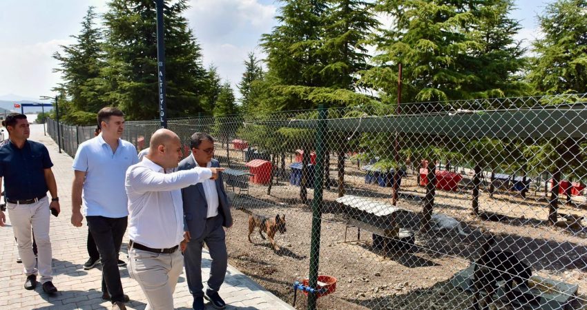 Altıeylül Belediye Başkanı Hakan Şehirli, başkan yardımcılarıyla birlikte Altıeylül Belediyesi