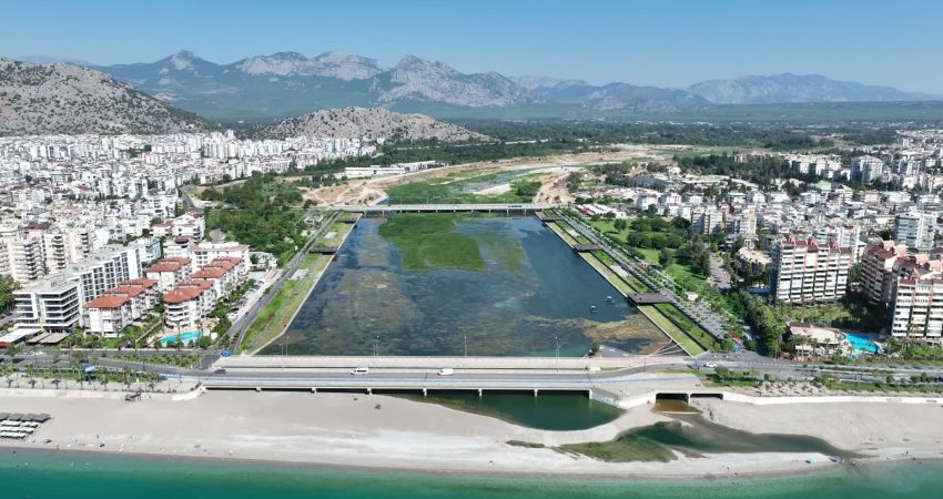 Antalya Büyükşehir Belediyesi, Boğaçayı’nı sucul otlardan temizliyor Antalya Büyükşehir Belediyesi, Boğaçayı’nda doğal yaşamı korumak ve su kalitesini