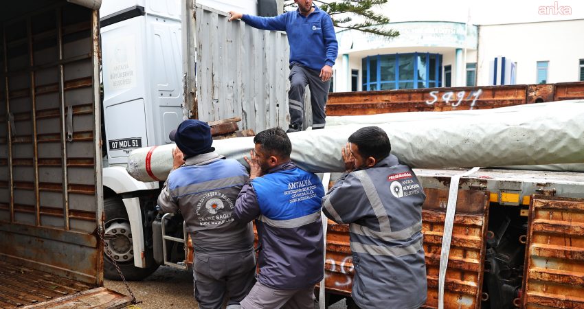 Antalya Büyükşehir Belediyesi’nden afetzede üreticilere 657 bin metrekare sera naylonu desteği Antalya Büyükşehir Belediyesi, 2025-2026 ağustos döneminde afetzede üreticilere toplam