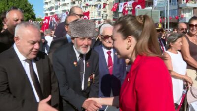 Antalya’da 30 Ağustos Zafer Bayramı, Cumhuriyet Meydanı’nda düzenlenen çelenk sunma