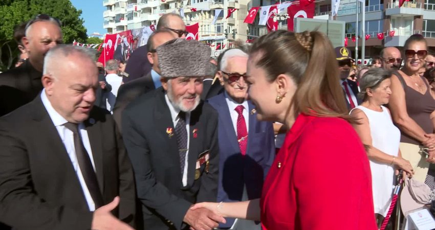 Antalya’da 30 Ağustos Zafer Bayramı, Cumhuriyet Meydanı’nda düzenlenen çelenk sunma