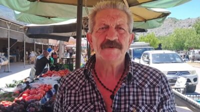 Ardanuç'ta pazarda satış yapan Kazım Atasoy, artan maliyetler nedeniyle geçim