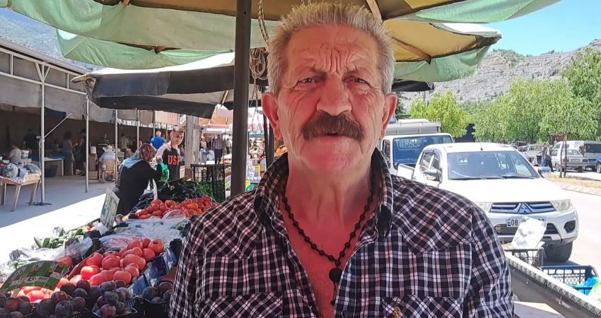 Ardanuç'ta pazarda satış yapan Kazım Atasoy, artan maliyetler nedeniyle geçim
