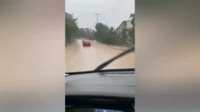 Artvin’de etkili olan sağanak ve kuvvetli rüzgar, kent genelinde yaşamı