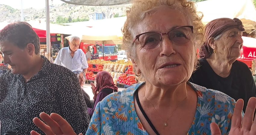 Artvin'in Ardanuç ilçesinde halk pazarında alışveriş yapan yurttaşlar, artan hayat