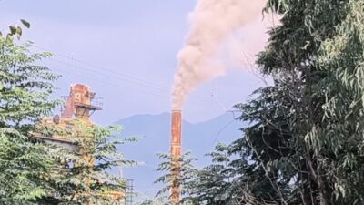 Osmaniye'nin Düziçi ilçesinde vatandaşlar belediye asfalt şantiyesi bacasından çıkan toz