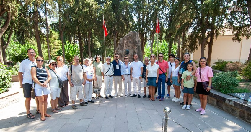 “Atatürk’ün Adımlarıyla Karşıyaka” rotasında turlar başladı Karşıyaka Belediyesi’nin Açık Hava Kent Müzesi projesi kapsamında hayata geçirdiği