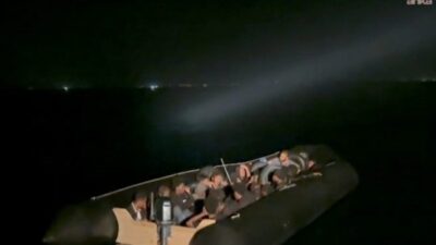 Aydın’da lastik botu arızalanan 31 düzensiz göçmen Sahil Güvenlik Komutanlığı