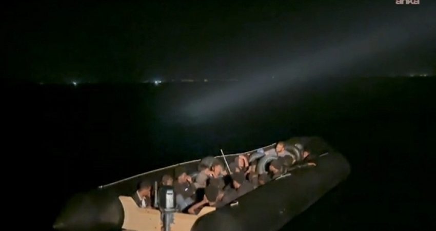 Aydın’da lastik botu arızalanan 31 düzensiz göçmen Sahil Güvenlik Komutanlığı