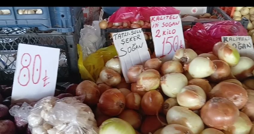 Aydın’ın Karacasu pazarında patates soğan satan Ali Küçükebeoğlu, geçen yıl fazla