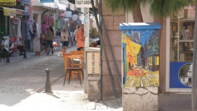 Ayvalık sokakları, genç sanatçıların dokunuşuyla adeta açık hava galerisine dönüştü.