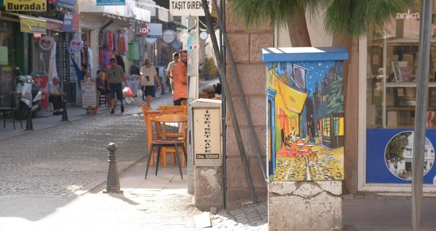 Ayvalık sokakları, genç sanatçıların dokunuşuyla adeta açık hava galerisine dönüştü.