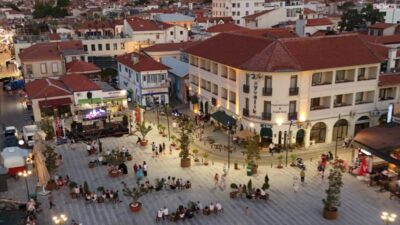 Ayvalık'ta uzun yıllardır otopark olarak kullanılan tarihi Gümrük Meydanı, yenileme