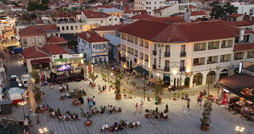 Ayvalık'ta uzun yıllardır otopark olarak kullanılan tarihi Gümrük Meydanı, yenileme