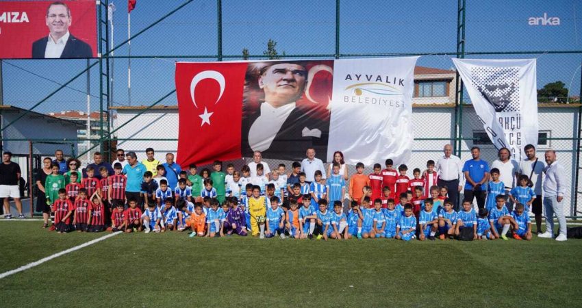 Ayvalık Belediyesi ile Atatürkçü Düşünce Derneği iş birliğinde düzenlenen 30