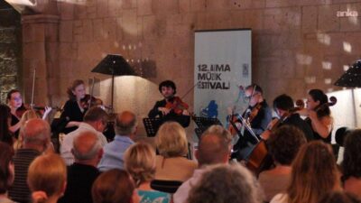 Ayvalık'ta düzenlenen AIMA Müzik Festivali'nin açılışı, Cunda Adası'ndaki Alev-Halis Komili