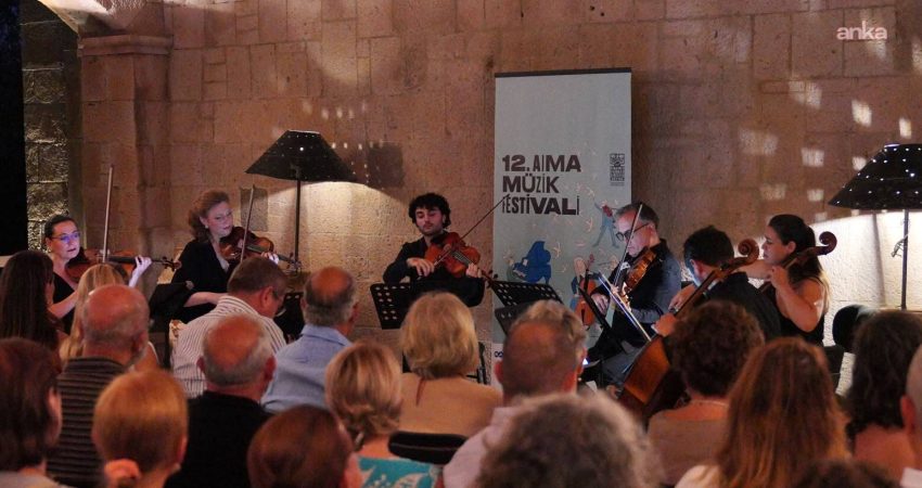 Ayvalık'ta düzenlenen AIMA Müzik Festivali'nin açılışı, Cunda Adası'ndaki Alev-Halis Komili