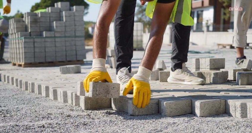 Ayvalık’ta yol yapım ve yenileme çalışmaları devam ediyor Ayvalık Belediyesi, Sefa Çamlık ve Altınova mahallelerinde yol yapım ve