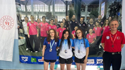 Eskişehir Büyükşehir Spor Kulübü yüzücüleri İdil Bengisu Tunçbilek, Hatice Kübra