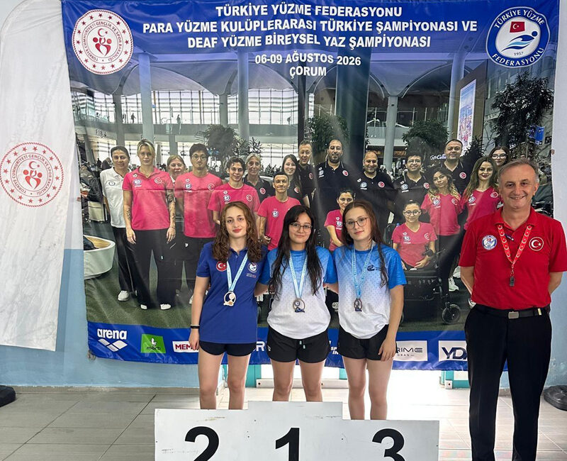 Eskişehir Büyükşehir Spor Kulübü yüzücüleri İdil Bengisu Tunçbilek, Hatice Kübra