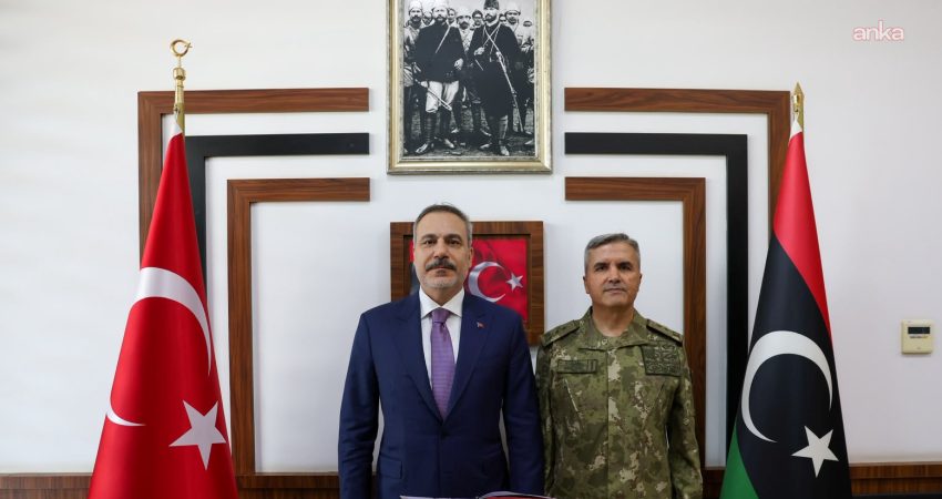 Bakan Fidan, TSK Libya Görev Grup Komutanlığı’nı ziyaret etti Dışişleri Bakanı Hakan Fidan, Trablus'ta Türk Silahlı Kuvvetleri (TSK) Libya Görev