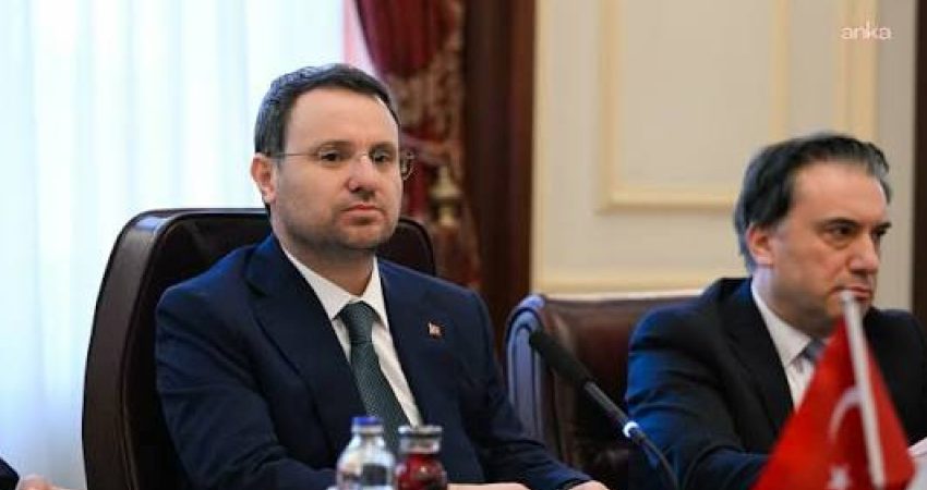 Bakan Gürlek: 11 ilde 77 şüpheliye yönelik operasyonda 68 kişi gözaltına alındı Adalet Bakanı Akın Gürlek, "yasa dışı bahis, suç gelirlerinin aklanması,